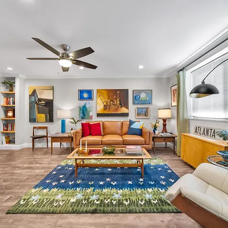 Urban-Eclectic Downtown Condo W Parking, Sleeps 4